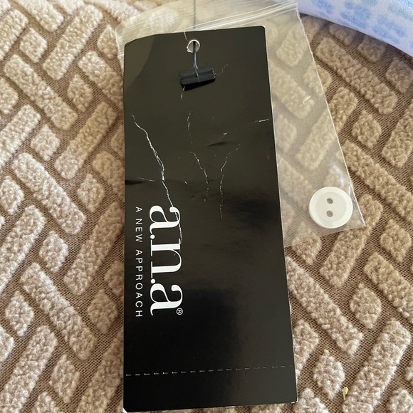 Woman’s short sleeve blouse a.n.a size large NEW - Picture 11 of 11